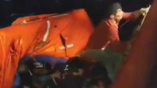 Barco naufragou na sexta; resgate foi filmado