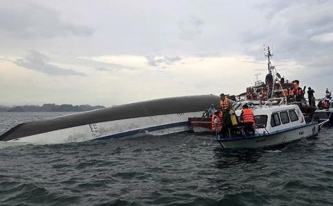 Naufrágio de barco turístico no Vietnã deixa pelo menos 28 mortos