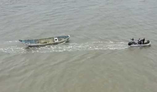 Foto mostra equipe da Polícia Federal rodeando embarcação no Pará