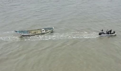 Foto mostra equipe da Polícia Federal rodeando embarcação no Pará