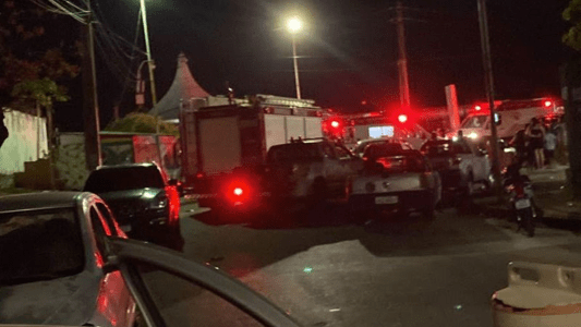 Foto mostra caminhão do Corpo de Bombeiros, ambulâncias e carros após naufrágio de barco na Bahia
