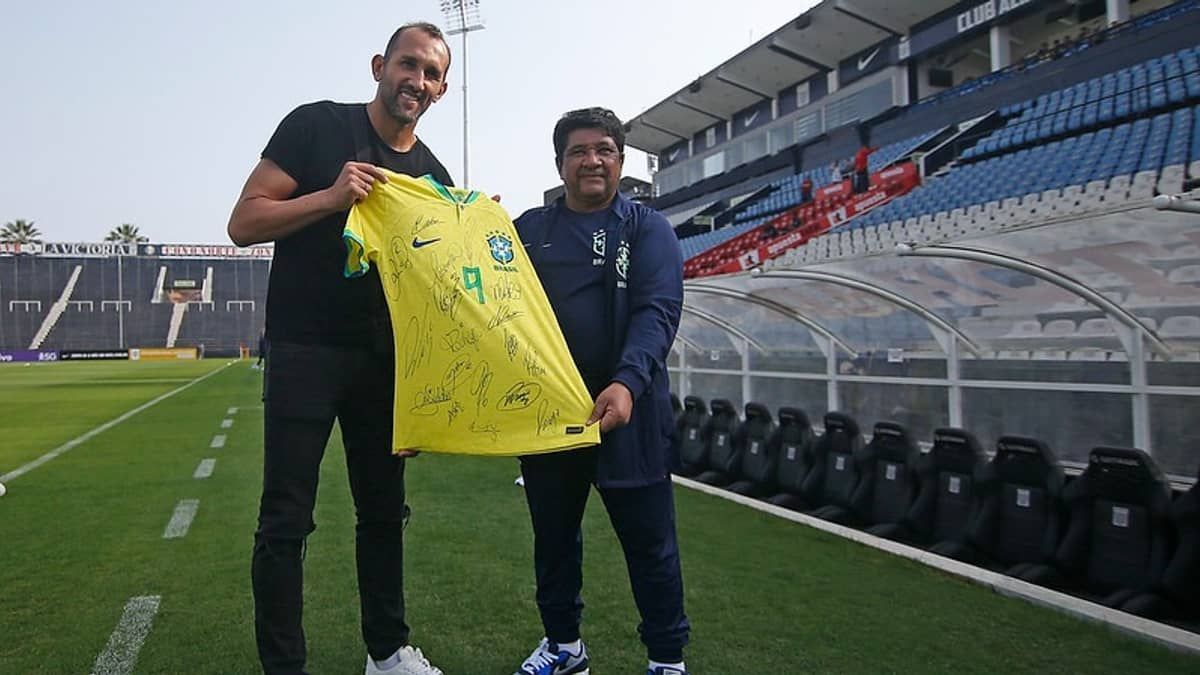 Ex-Cruzeiro visita treino da Seleção Brasileira e recebe camisa autografada