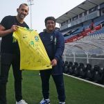 Ex-Cruzeiro visita treino da Seleção Brasileira e recebe camisa autografada