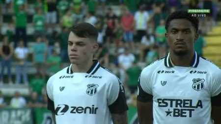 Barletta com uniforme diferente do que o restante do elenco do Ceará