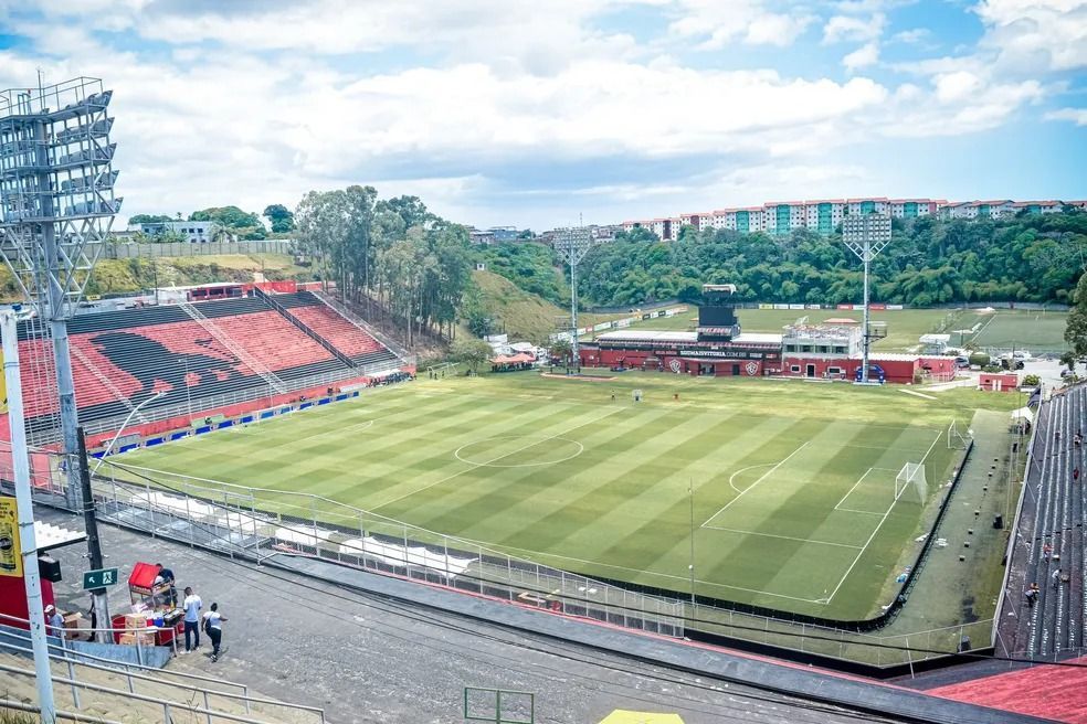 Em Barradão lotado, Vitória e Bahia fazem clássico que pode ditar rumo do Baianão