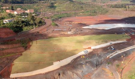 Imagem aérea da descaracterização da barragem Área IX, em Ouro Preto (MG)