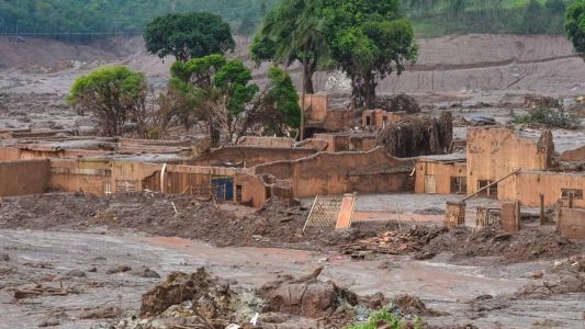 Barragem da Samarco rompeu e soterrou povoado de Bento Rodrigues, em 2015