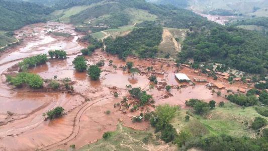 Barragem de Fundão se rompeu em 2015