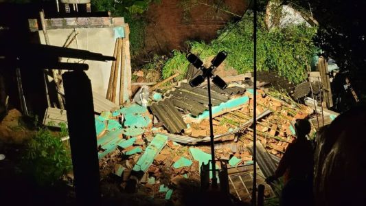 Barranco cedeu durante a a chuva e destruiu casa de idoso de 82 anos