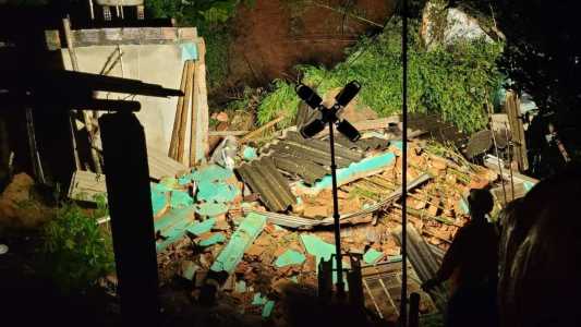 Barranco cedeu durante a a chuva e destruiu casa de idoso de 82 anos
