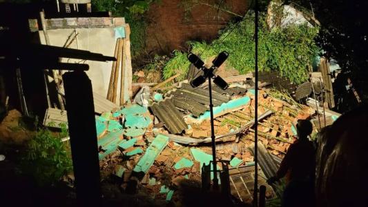 Barranco cedeu durante a a chuva e destruiu casa de idoso de 82 anos