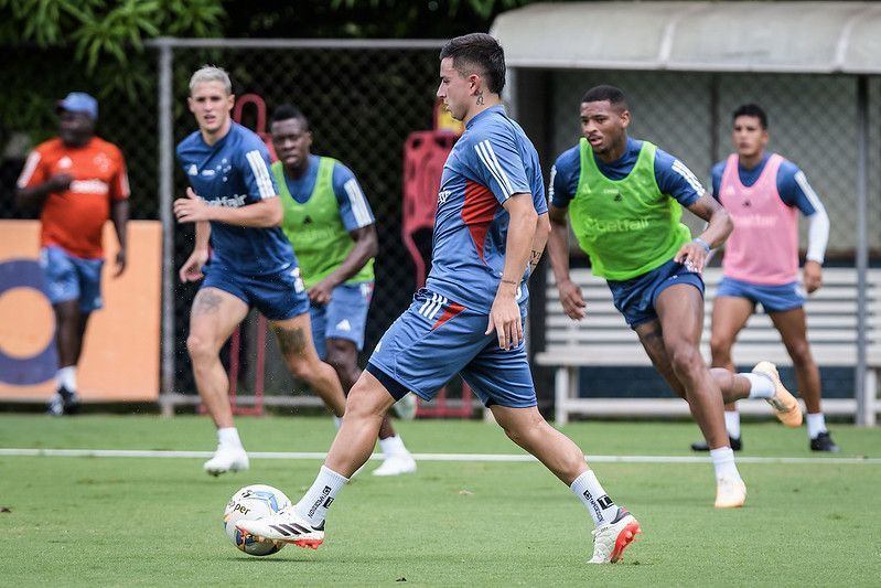 Barreal revela sonho de conhecer Ronaldo e diz que foi lindo jogar contra Messi