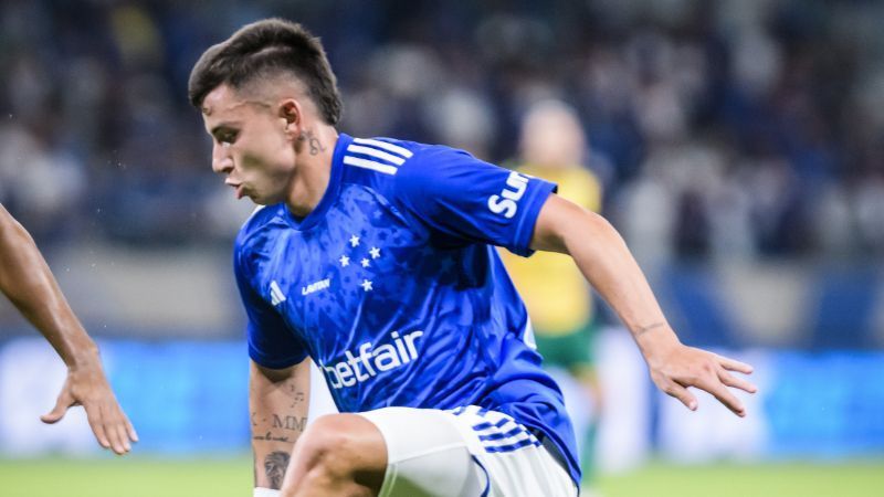 Barreal, do Cruzeiro, se manifesta após ser substituído com dores no joelho