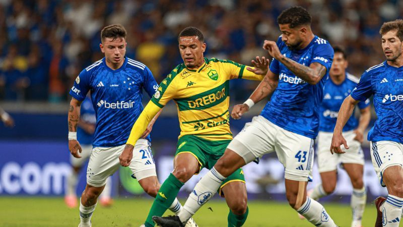 Titular deixa jogo com dores e vira preocupação para o Cruzeiro