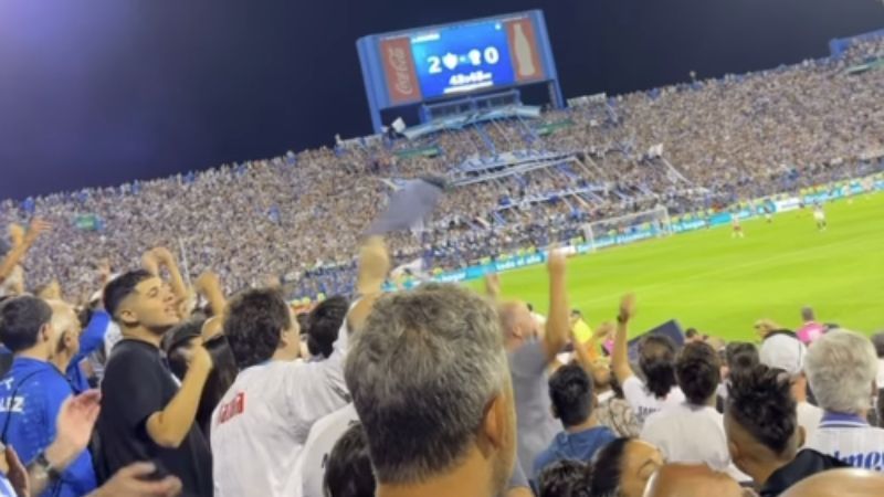 No meio da torcida, ex-Cruzeiro celebra título argentino do Vélez Sarsfield
