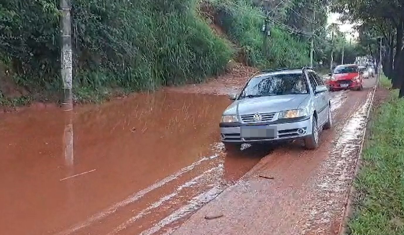 Avenida no Barreiro vira lagoa de lama após temporal