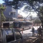 Ônibus bate em poste no Barreiro, em BH, e passageiros correm risco de eletrocussão