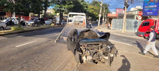 Carro fica com a frente destruída ao bater em poste no Barreiro