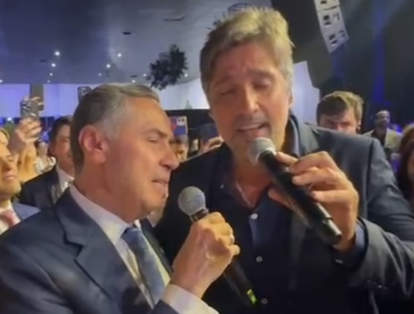 Barroso solta a voz ao lado de cantor sertanejo durante festa de deputado