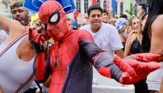 Fotos mostram foliões e banda Bartucada durante o Carnaval 2024 em Belo Horizonte