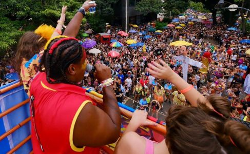 Fotos mostram foliões e banda Bartucada durante o Carnaval 2024 em Belo Horizonte