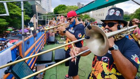 Fotos mostram foliões e banda Bartucada durante o Carnaval 2024 em Belo Horizonte