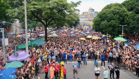 Fotos mostram foliões e banda Bartucada durante o Carnaval 2024 em Belo Horizonte
