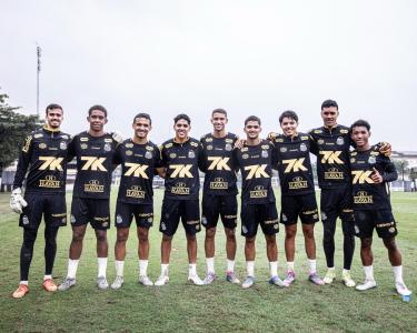 Garotos do Santos trabalham no profissional nesta quinta-feira (3)