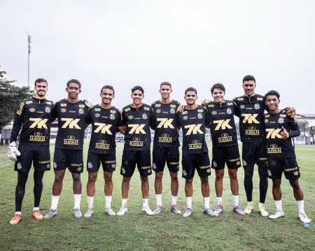 Garotos do Santos trabalham no profissional nesta quinta-feira (3)