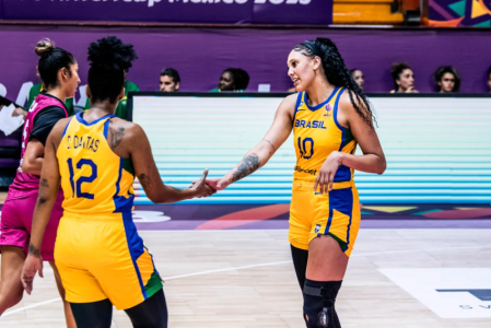 Kamilla Cardoso (à direita) foi convocada para a seleção feminina