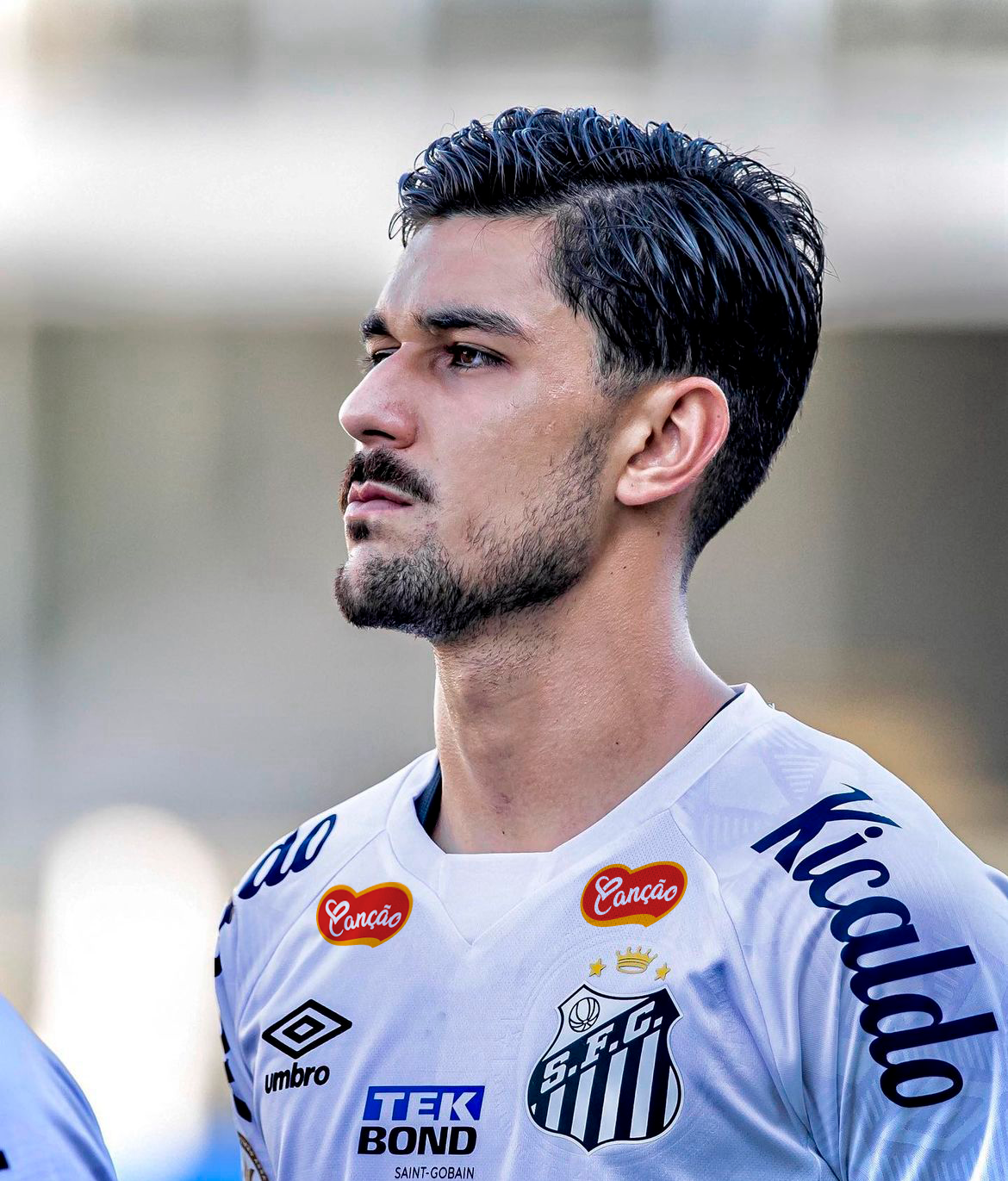 Santos anuncia empréstimo de João Basso a clube português