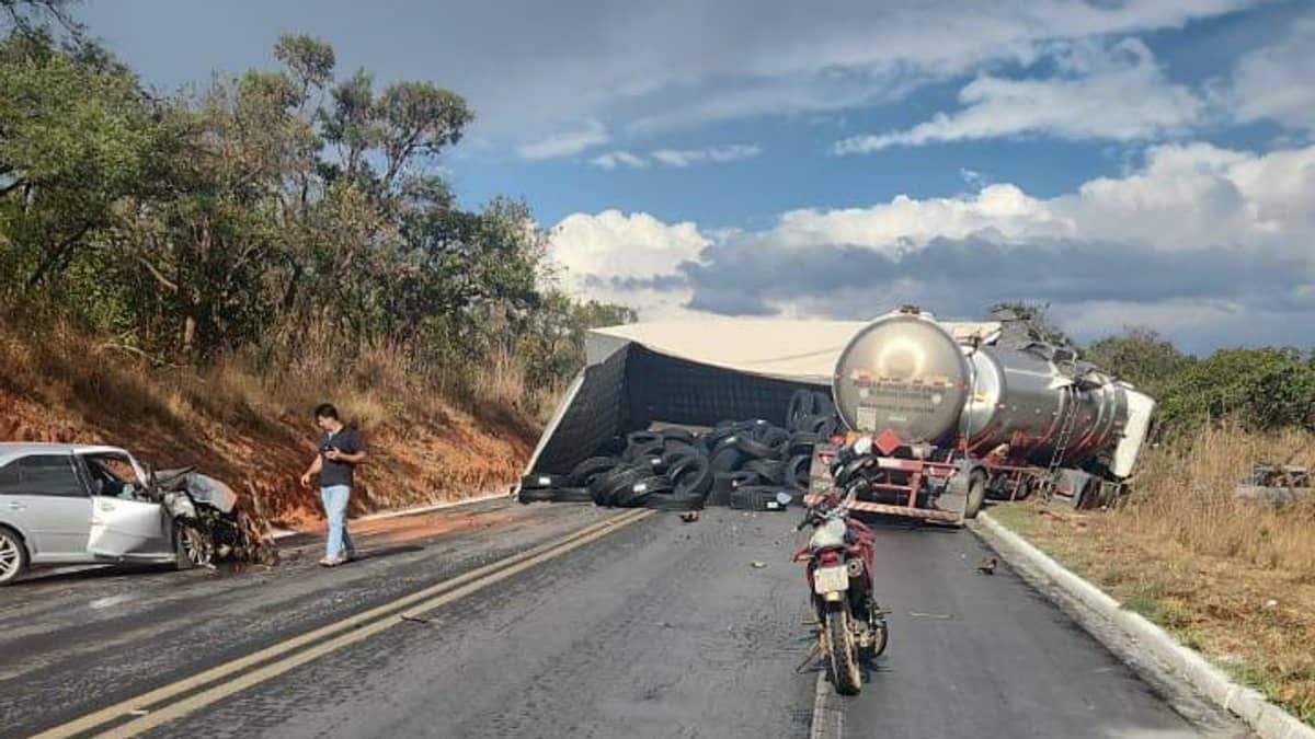 Acidente envolvendo caminhão, carreta bitrem e carro fecha a BR-365 no Norte de Minas 