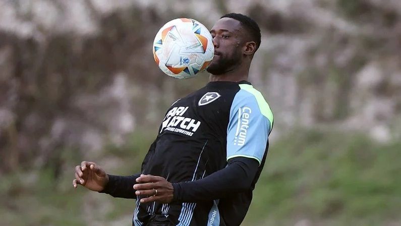 Botafogo encaminha renovação com zagueiro titular por mais duas temporadas