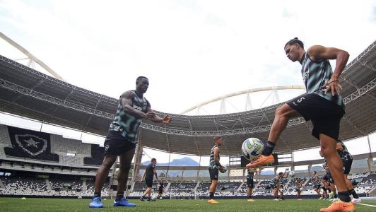 Bastos e Danilo Barbosa em atividade do Botafogo, no Nilton Santos
