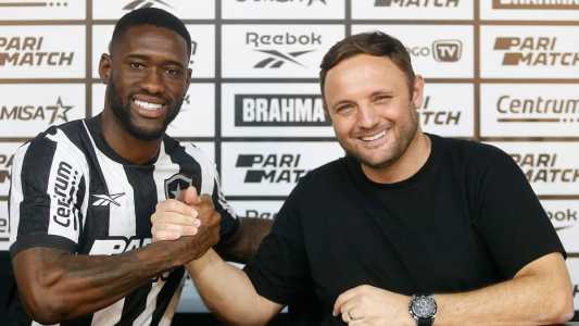 Bastos e o diretor de futebol André Mazzuco: o angolano assinou contrato com o Botafogo até 2024