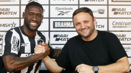 Bastos e o diretor de futebol André Mazzuco: o angolano assinou contrato com o Botafogo até 2024