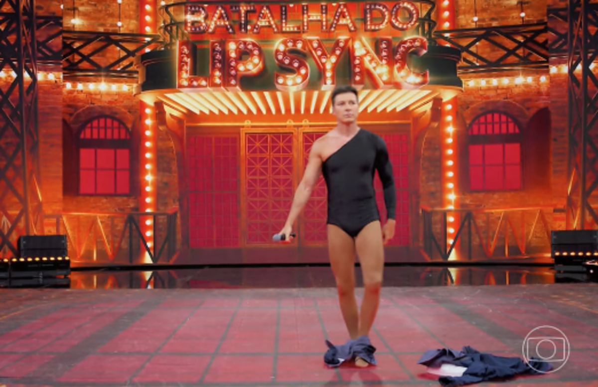 Rodrigo Faro faz strip-tease ao vivo e incorpora Beyoncé no 'Domingão com Huck' da TV Globo