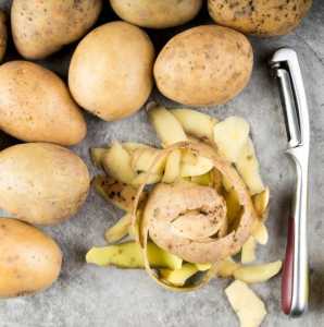Batatas e cascas de batata