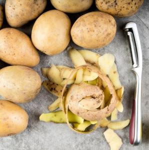 Batatas e cascas de batata