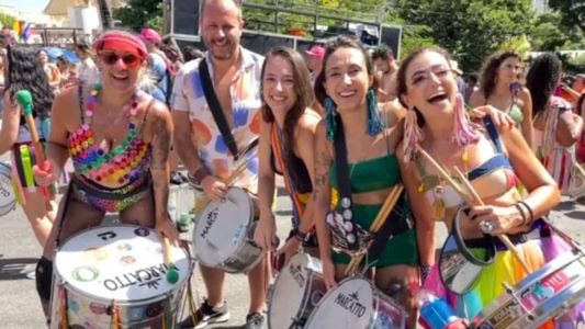 Bateria animada na concentração do Juventude Bronzeada