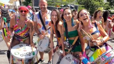Bateria animada na concentração do Juventude Bronzeada