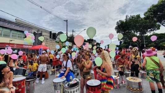 Bateria na concentração no início da manhã deste sábado (18)
