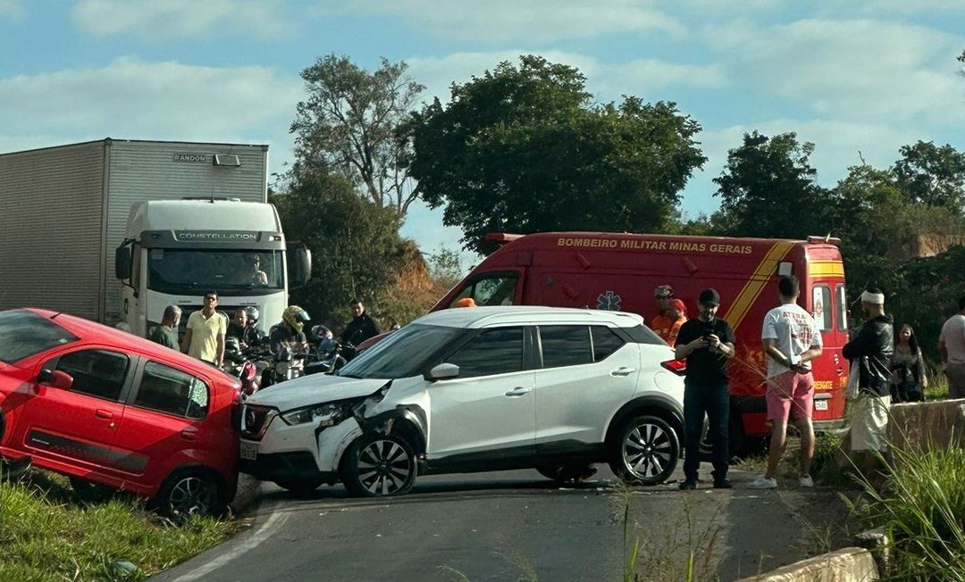 Fernão Dias e BR-381: acidentes entre vários carros provocam congestionamentos quilométricos