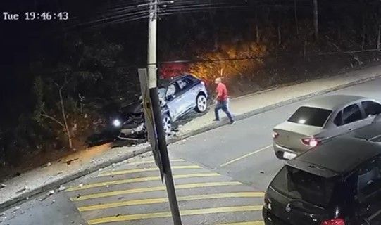 Vídeo: motorista passa mal e bate carro de luxo em poste no Belvedere, em BH