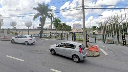 Batida de carro em poste deixou Expominas sem luz na tarde deste sábado (29)