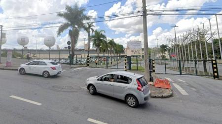 Batida de carro em poste deixou Expominas sem luz na tarde deste sábado (29)