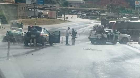 Batida entre as caminhonetes aumentou as dores de cabeça para quem passa pelo trecho da BR-381