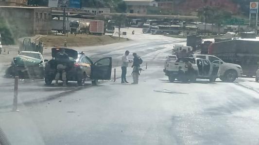 Batida entre as caminhonetes aumentou as dores de cabeça para quem passa pelo trecho da BR-381