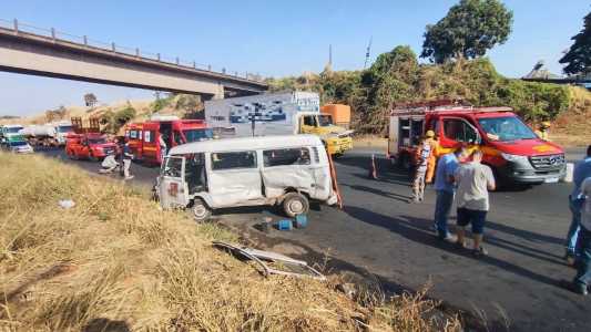 Na foto, o cenário de um acidente envolvendo uma kombi branca e uma carreta