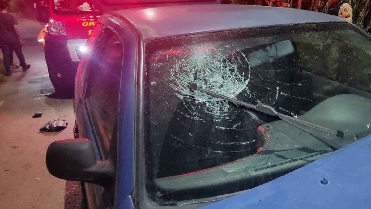 Passageiro bate cabeça no para-brisa e motociclista fica gravemente ferido em acidente; veja imagens